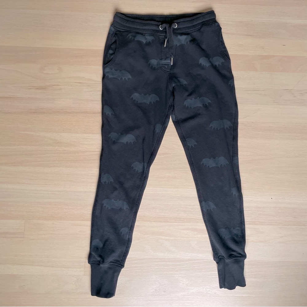Zoe Karssen bat joggers